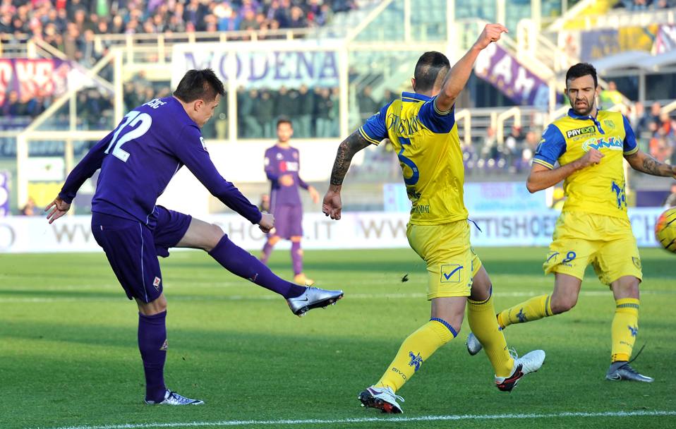 Ilicic calcia, Gamberini devia: Fiorentina-Chievo finisce 2-0. LaPresse